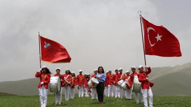 Hakkari'de öğretmen ve Mehmetçik çocuklara "Umut" oldu