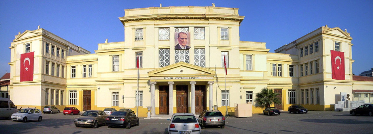 İzmir Atatürk Lisesi'nde TÜGVA'nın İşi Ne?