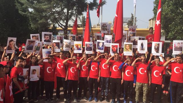 Adana'nın vatansever liselilerinden "Şehitlere Saygı Yürüyüşü"