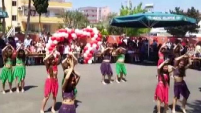 23 Nisan gösterisini yarıda kestiler