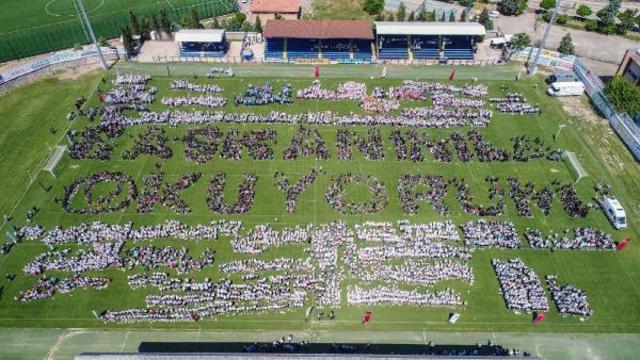 Binlerce öğrenci aynı anda kitap okudu