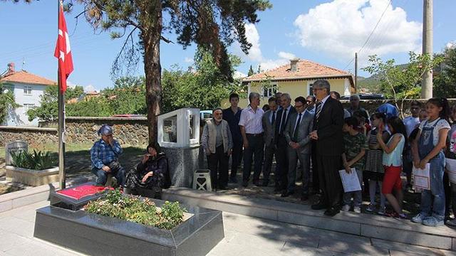 Öğrenciler karnelerini Aybüke öğretmene götürdü