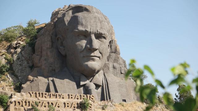 İzmir Atatürk Heykeli altına eğitim merkezi yapıldı