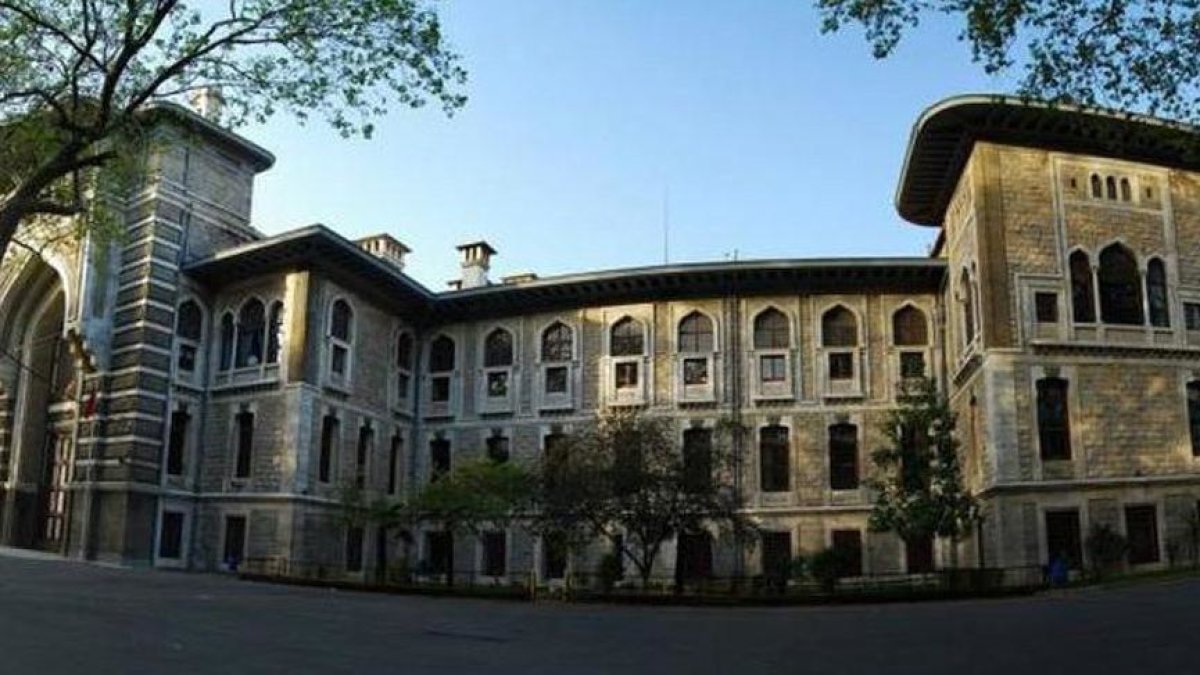 İzmir Marşı'na İstanbul Erkek Lisesi'nde Saldırı!