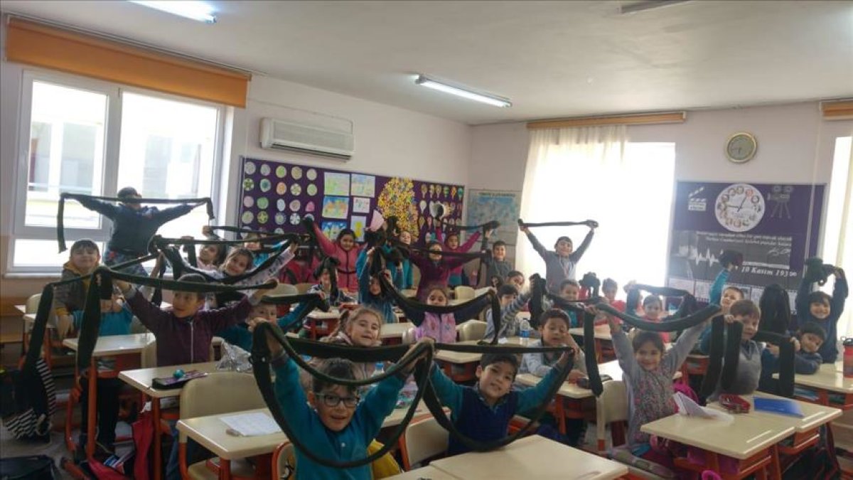 İlkokul Öğrencileri Askerlere Atkı Bere Ördüler