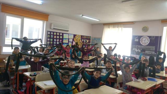 İlkokul Öğrencileri Askerlere Atkı Bere Ördüler