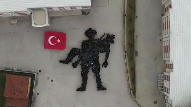 1,400 Öğrenciden "Mehmetçiğe Saygı"