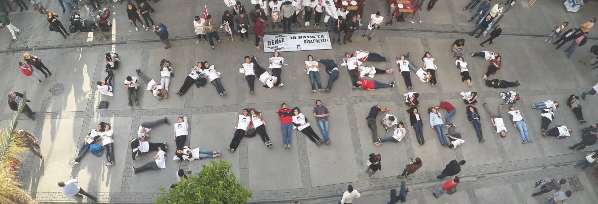 TLB İzmir, Vücutları İle "İnan Deniz Aslan Gibiyiz" Yazdı