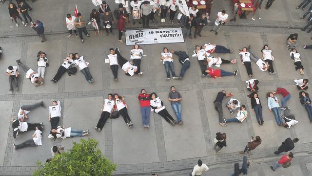 TLB İzmir, Vücutları İle "İnan Deniz Aslan Gibiyiz" Yazdı