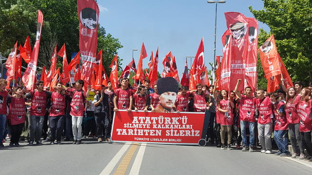 19 Mayıs'ta Liseliler Atatürk’ü Sildirmemek İçin Yürüdü