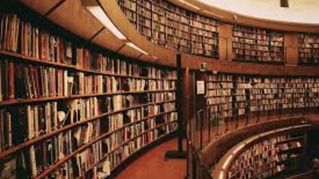 O Kütüphanede Kitap Okuyana Çay, Kahve Bedava