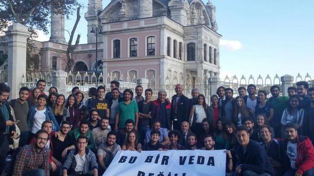 Kabataş Mezunlarından Öğretmenime Dokunma Eylemi