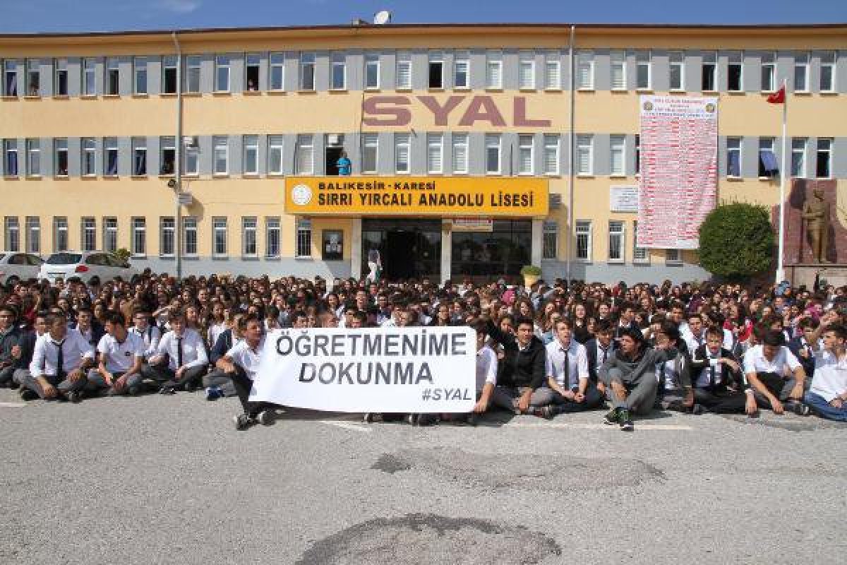 Balıkesir Sırrı Yırcalı Anadolu Lisesi Öğrencileri Öğretmenleri İçin Ayakta!