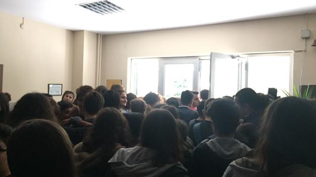 Çıkışta Eylem Yapmasınlar Diye Öğrenciler Okulda Rehin Tutuldu!