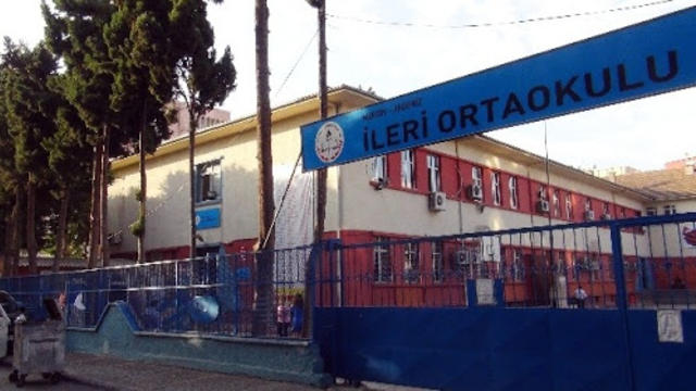 Okulun Adı 'İleri', Müdürün İcraatları Gerici