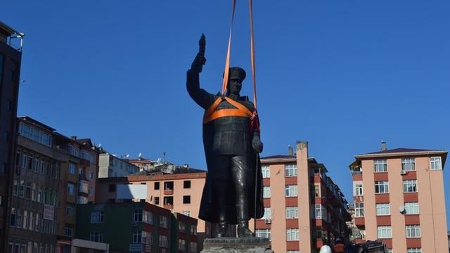 Rize'de Şehir Meydanındaki Atatürk Heykeli Kaldırıldı!