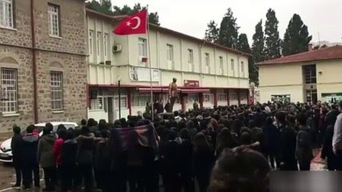 İzmir Kız Lisesi öğrencileri terörü Andımız'ı okuyarak protesto etti