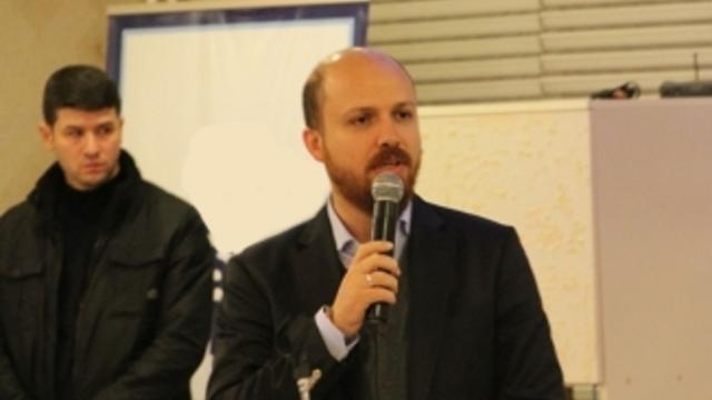Bilal Erdoğan konferansına getirilen gençler İzmir Marşı ile tepki gösterdi