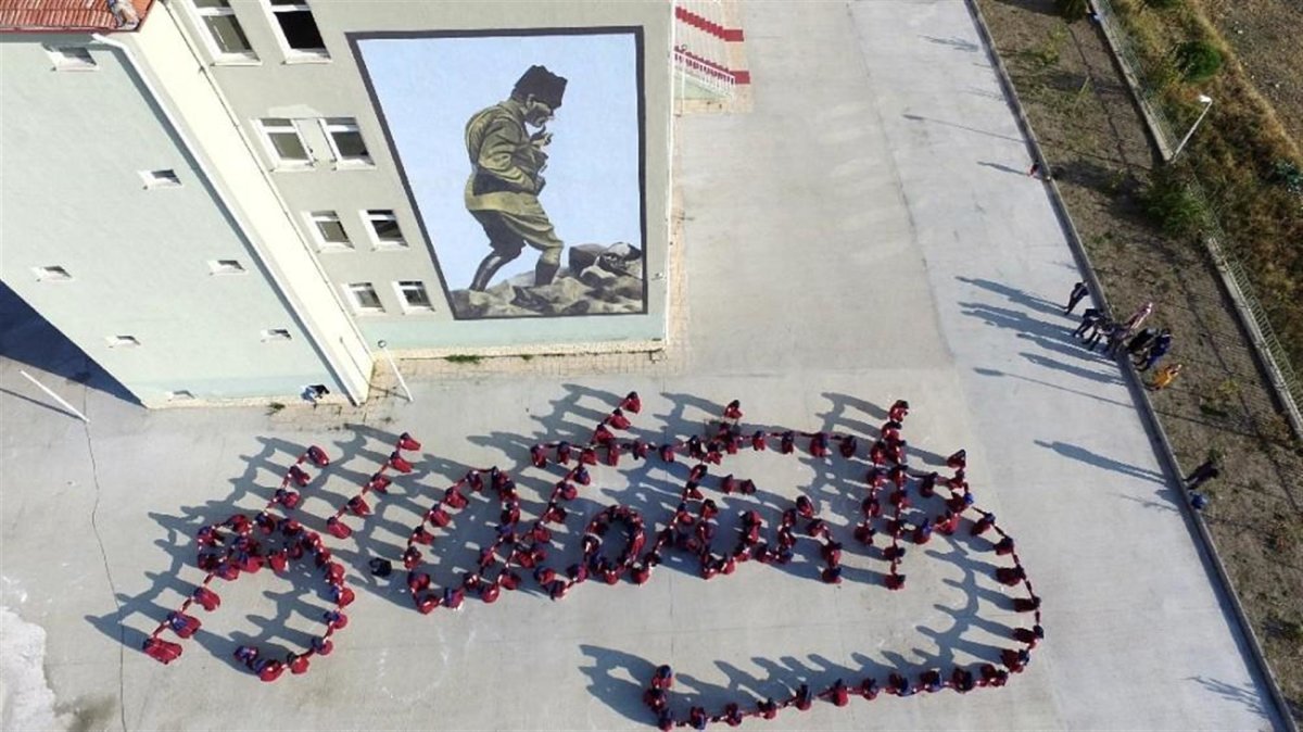 İmam Hatip Öğrencilerinden Atatürk Koreografisi