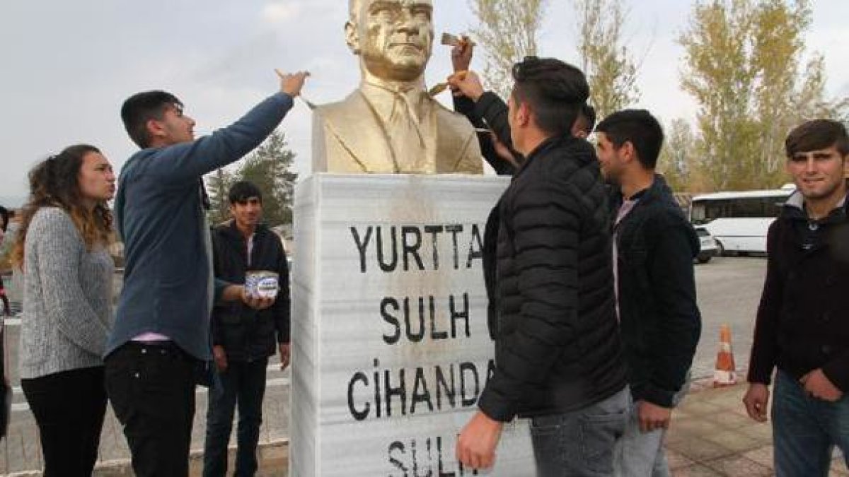 Varto'da Liselilerden Atatürk Büstüne Bakım
