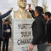 Varto'da Liselilerden Atatürk Büstüne Bakım