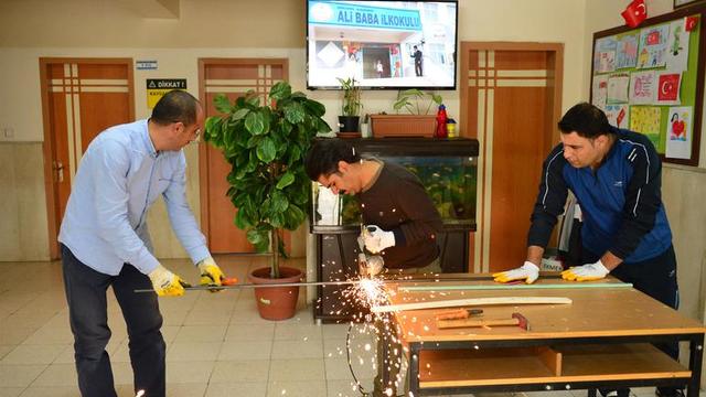 Öğretmenler Güvenli Eğitim İçin Kolları Sıvadı