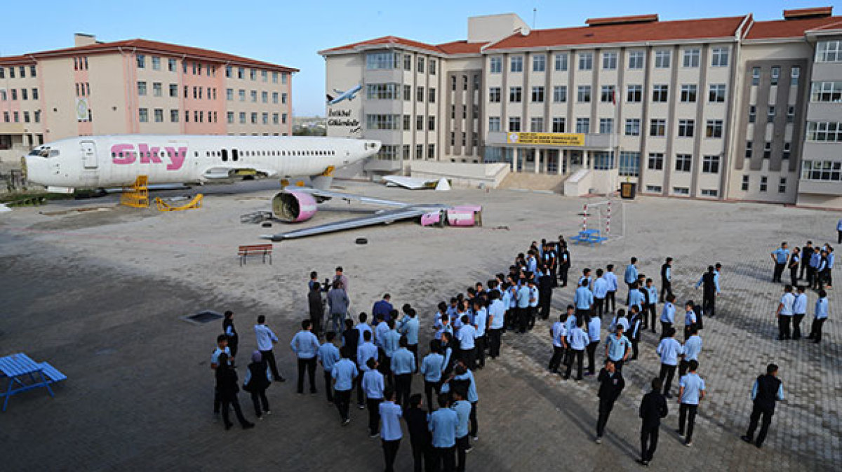 Okul Bahçesindeki Uçak Kütüphane Olacak