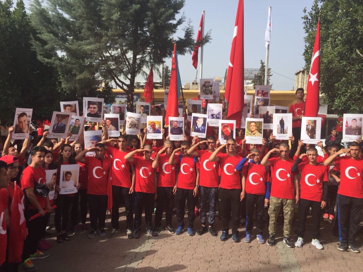 Adana'nın vatansever liselilerinden "Şehitlere Saygı Yürüyüşü"