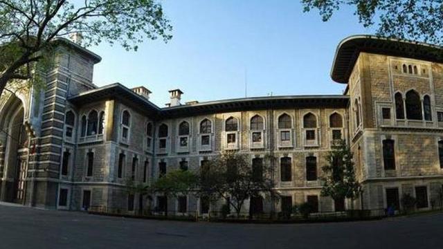 İzmir Marşı'na İstanbul Erkek Lisesi'nde Saldırı!