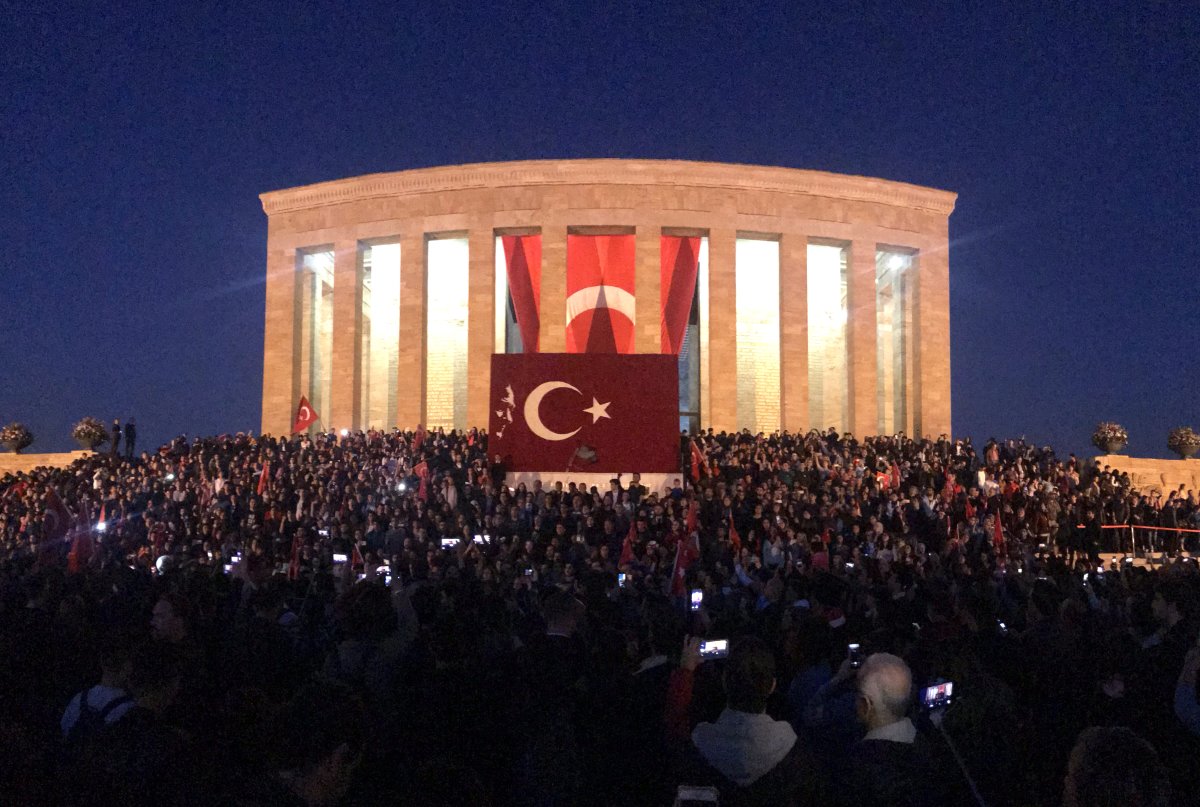 20 Bin Genç TGB/TLB Öncülüğünde Anıtkabir'de Andımız'ı Okudu