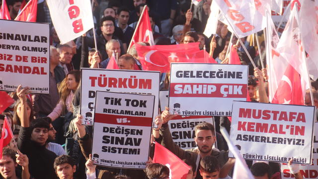 TLB Kortejinde Renkli G&ouml;r&uuml;nt&uuml;ler: "Yıkıkları Etiketliyoruz"