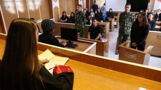 Lise Öğrencileri Okula Mahkeme Salonu Kurdu