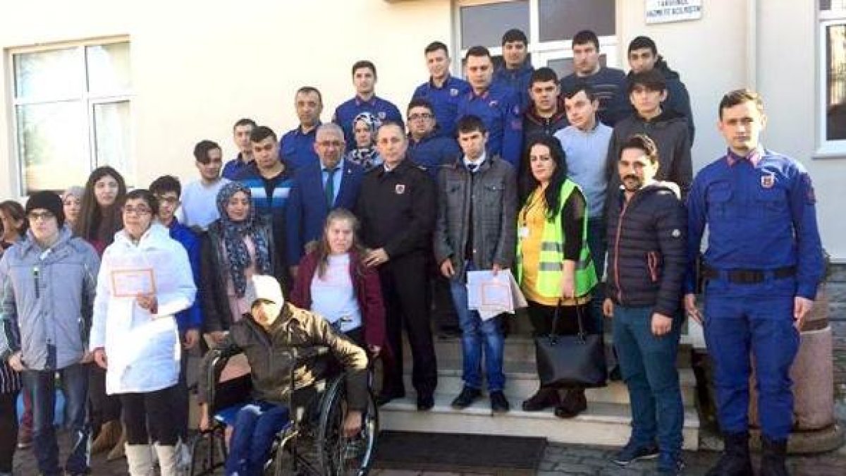 İstanbul'da Engelli Öğrencilerden Mehmetçiğe Bere ve Kaşkol