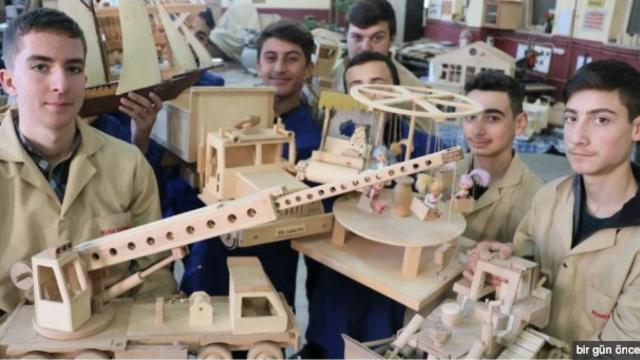 Samsun'da Liseliler Atıklardan Ekolojik Oyuncak Yapıyor