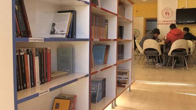 Bu Kafede Ücret Kitap Okuyarak Ödeniyor