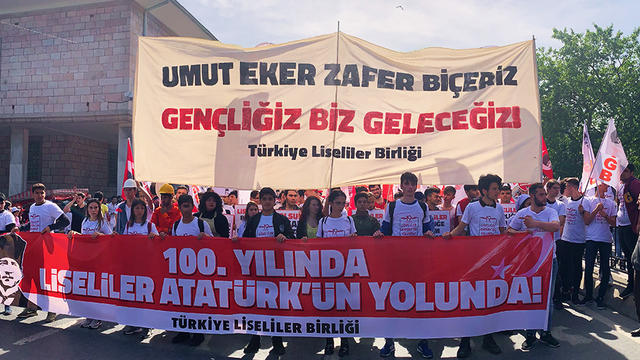 Umut Eker Zafer Biçeriz, Gençliğiz Biz Geleceğiz