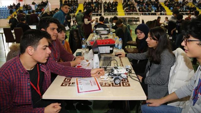 Gençler Robotik Alanındaki Buluşlarını Sergiledi