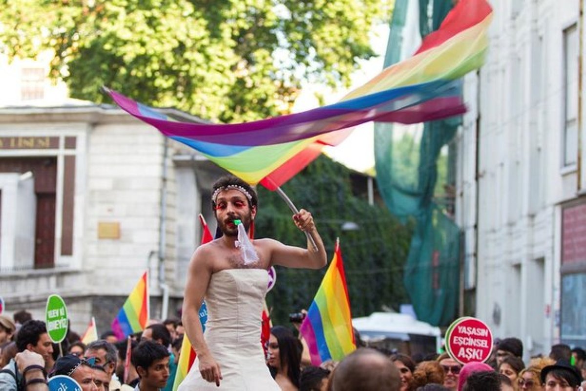 LGBTİ'nin Kasasını Kim Dolduruyor?