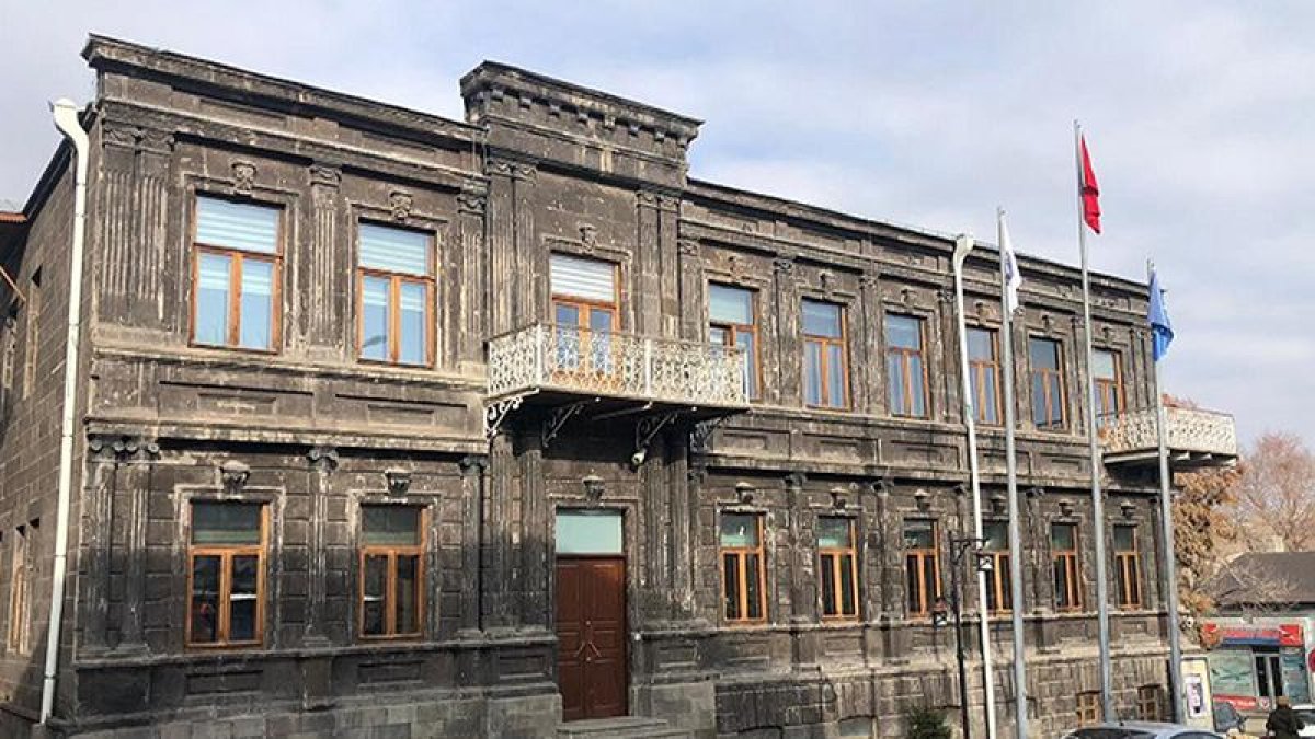 Belediye Binası PKK Kampına Döndü!