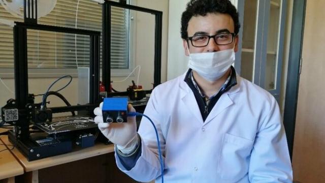 Meslek lisesinde sosyal mesafe cihazı geliştirdi