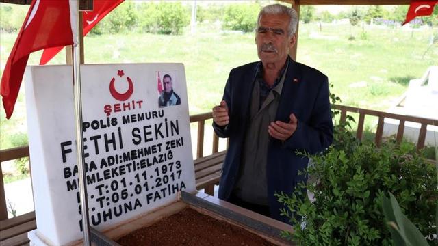 Sokağa çıkma izninde şehit oğlunun mezarına koştu