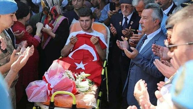 "Bacaksız yaşanır vatansız asla"