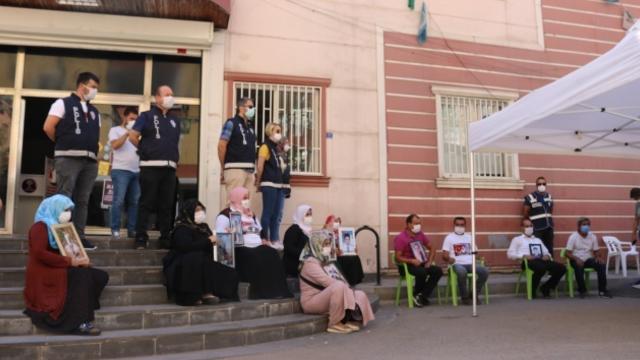 PKK'lılardan evlat nöbetindeki ailelere gözdağı