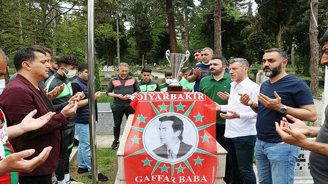 Diyarbekirspor, şampiyonluk kupasını Şehit Gaffar Okkan’ın mezarına götürdü