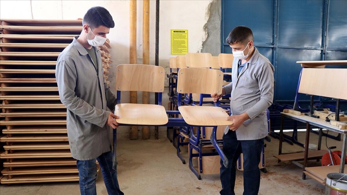 Öğrenciler Depremde Yeniden İnşa Edilen Okullar İçin Üretim Yapıyor
