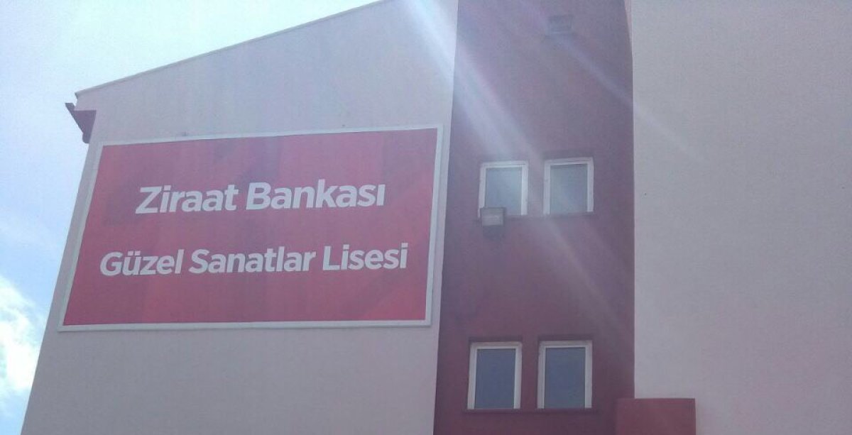 Güzel Sanatlar Lisesi'nin okul duvarındaki tabelası