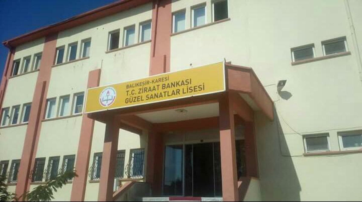 Okulun kapısında asılı olan resmi tabela 