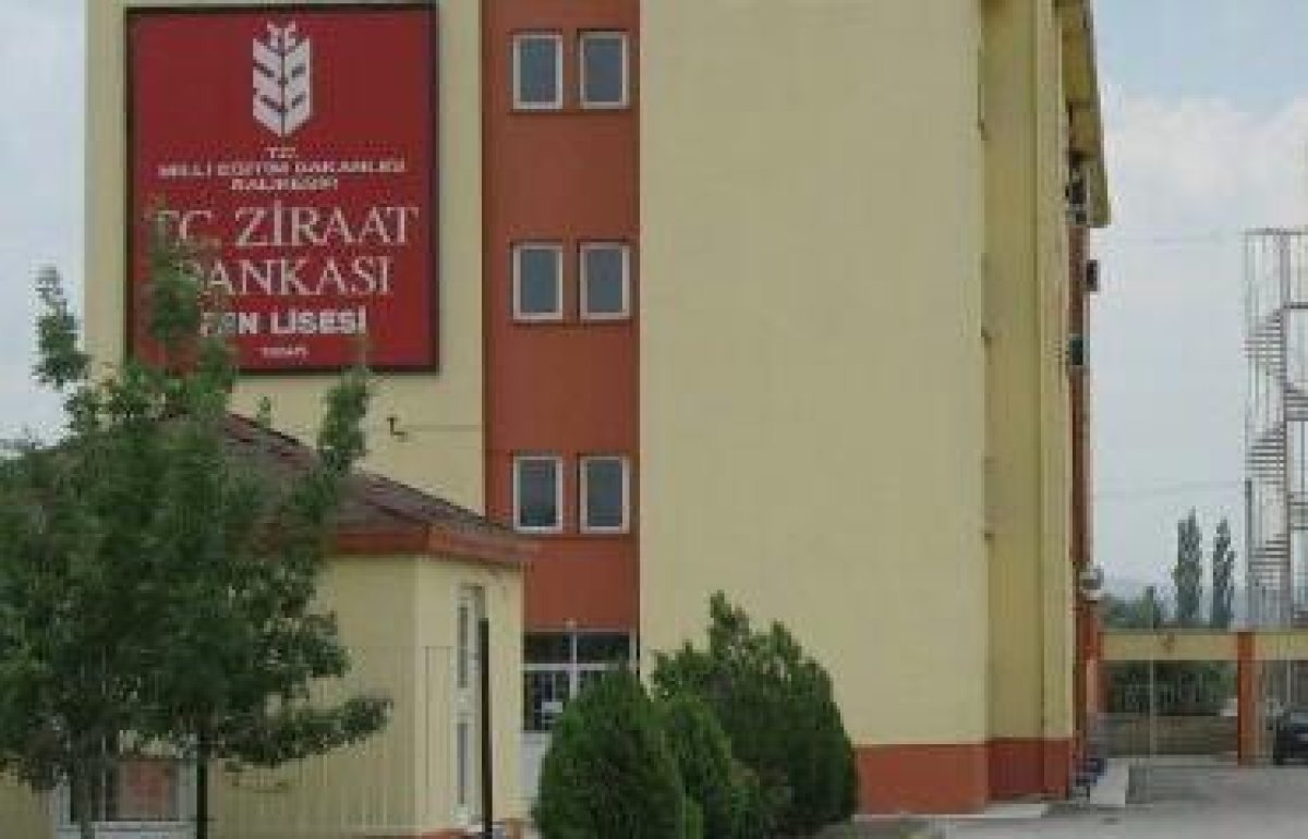 Önceden binayı kullanan Fen Lisesi'nin tabelası